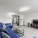 Deluxe Apartment Heroes Square