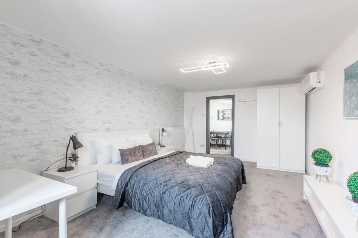 Deluxe Heroes Square Apartment *